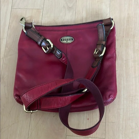 Fossil Red Burgundy Crossbody Bag with Adjustable Strap and Gold tone Hardware - Picture 4 of 12